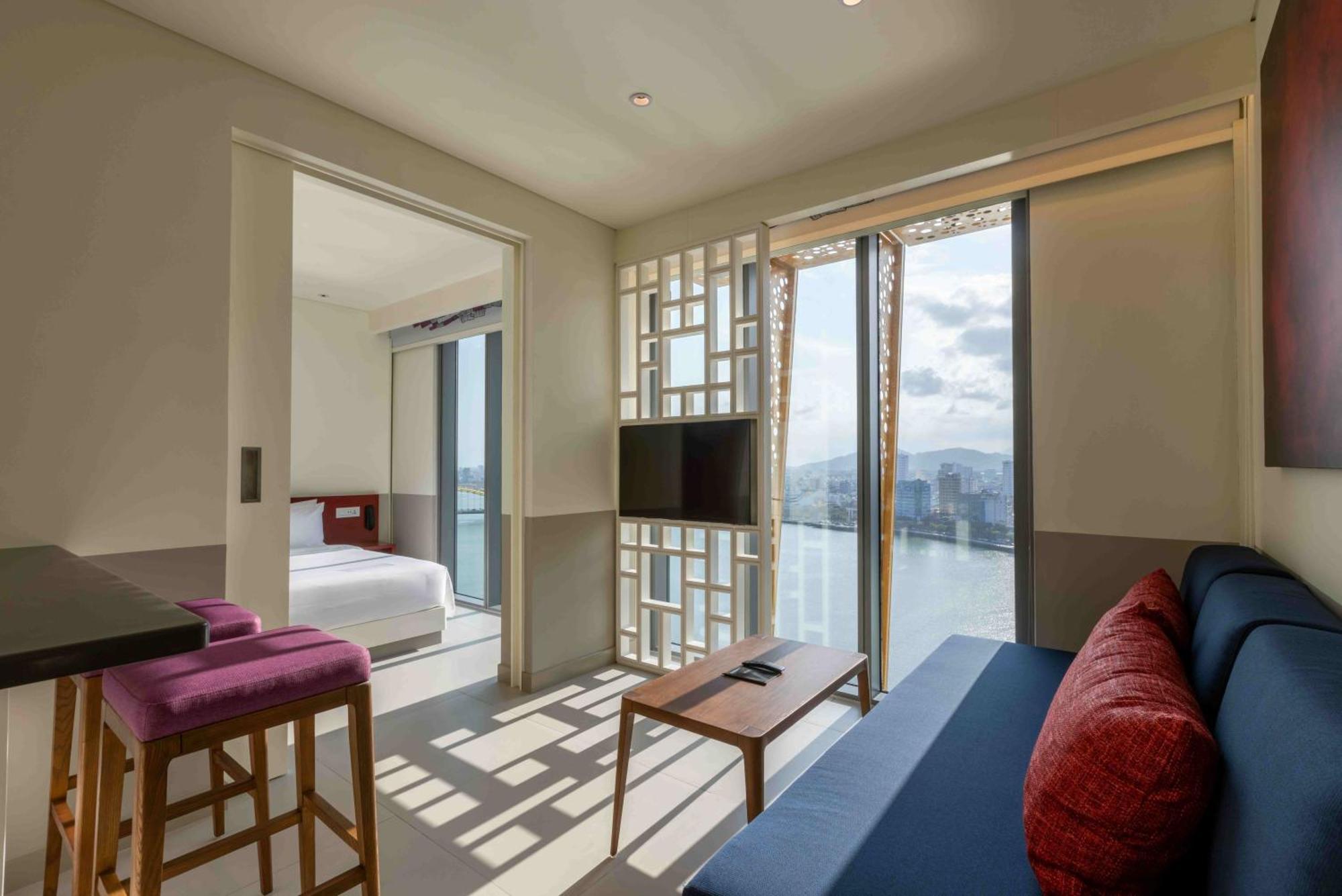 Wink Icon Hotel Danang Riverside - Luxury Suites - 24Hrs Stay & Rooftop Pool Bar Экстерьер фото