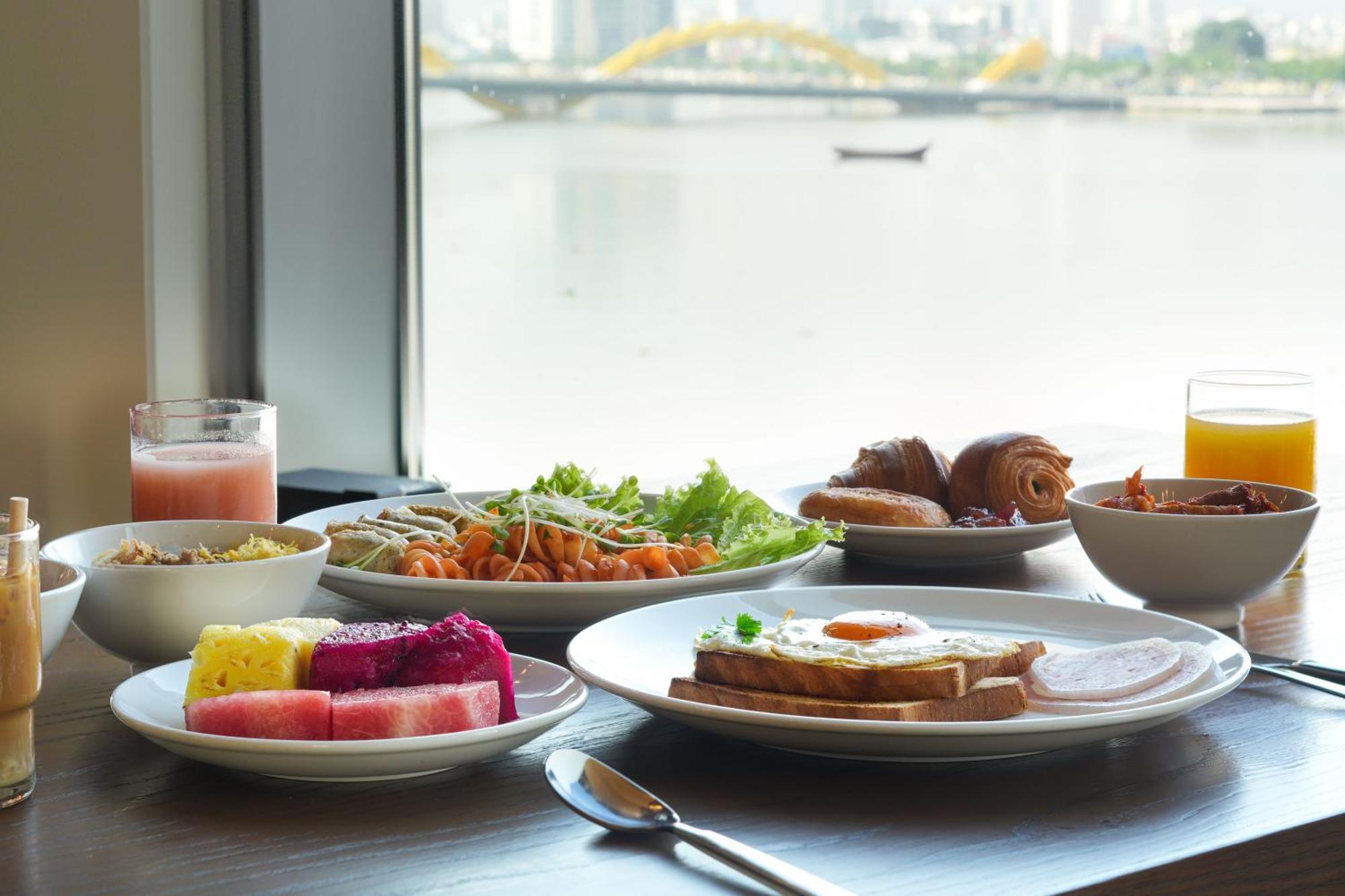 Wink Icon Hotel Danang Riverside - Luxury Suites - 24Hrs Stay & Rooftop Pool Bar Экстерьер фото