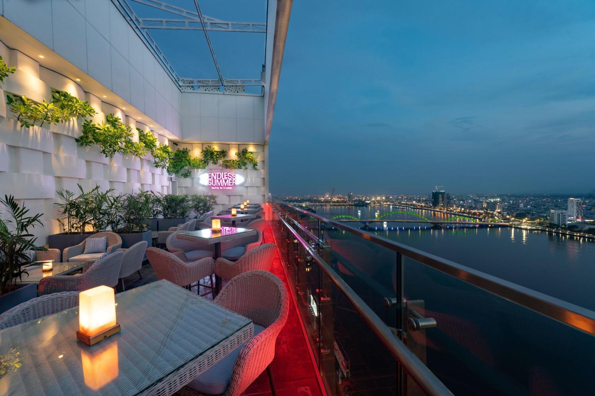 Wink Icon Hotel Danang Riverside - Luxury Suites - 24Hrs Stay & Rooftop Pool Bar Экстерьер фото