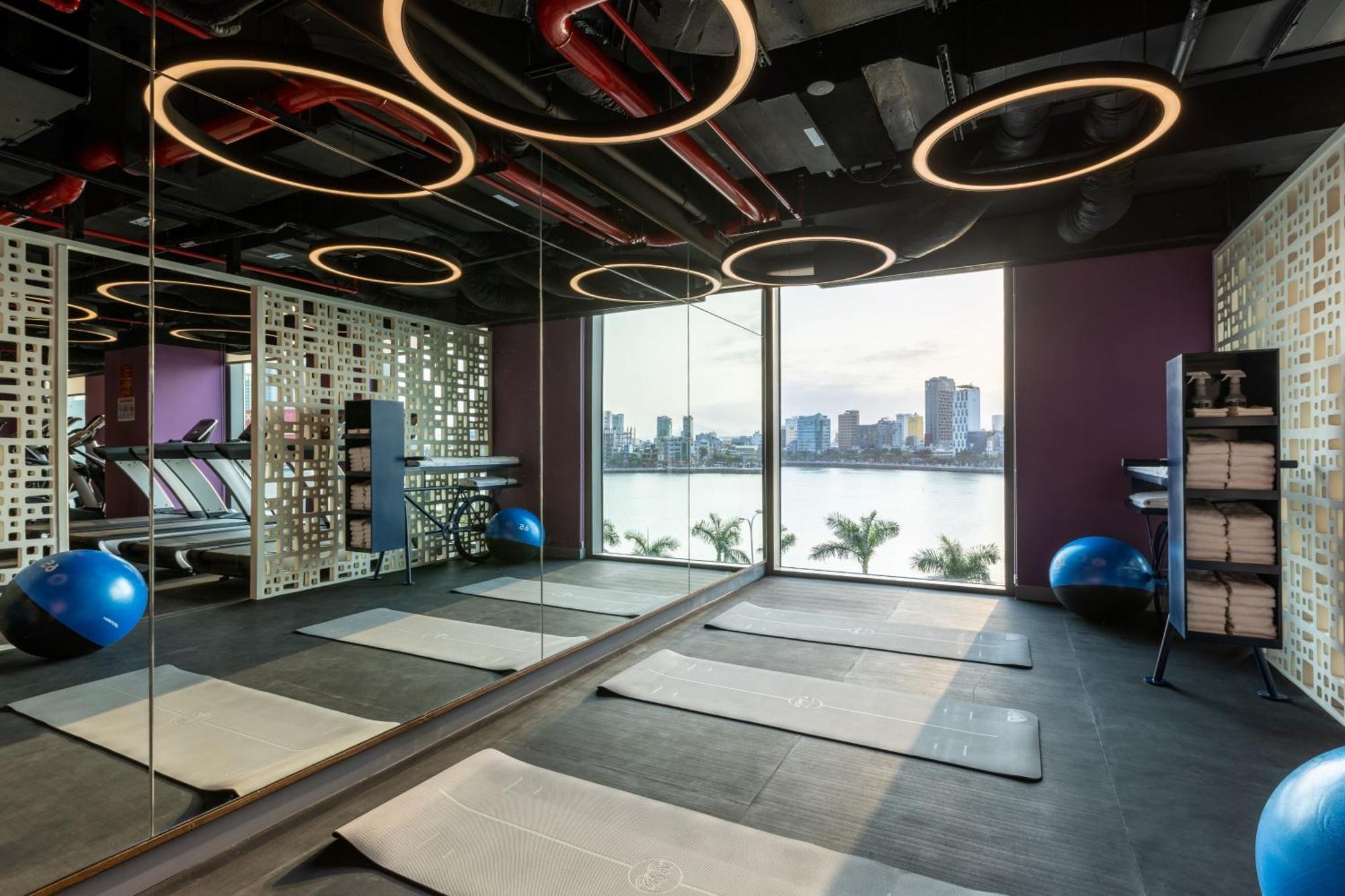 Wink Icon Hotel Danang Riverside - Luxury Suites - 24Hrs Stay & Rooftop Pool Bar Экстерьер фото