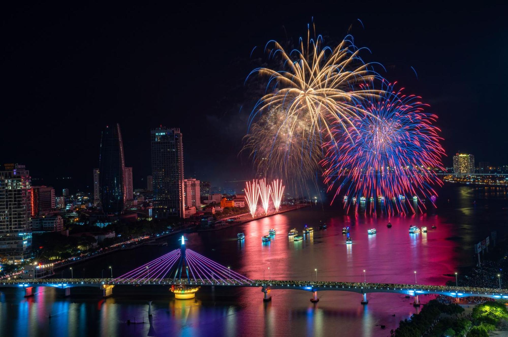 Wink Icon Hotel Danang Riverside - Luxury Suites - 24Hrs Stay & Rooftop Pool Bar Экстерьер фото